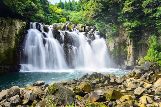 Hermosas Cataratas Sekino-o en Miyakonojo, Japón