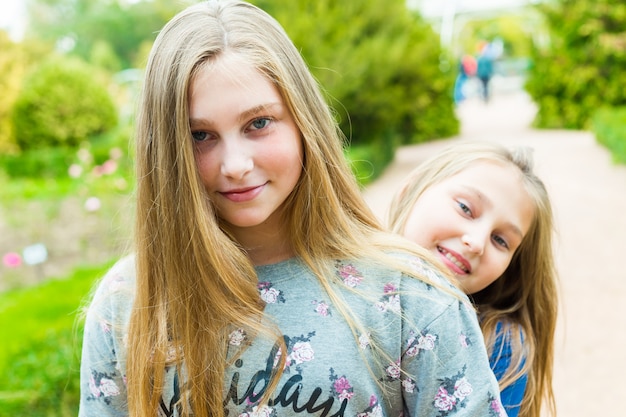 Hermosas chicas caminando en el parque de verano