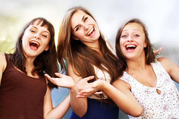 Hermosas chicas estudiantes sonriendo