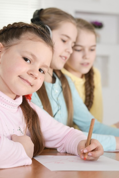 Hermosas chicas haciendo la tarea