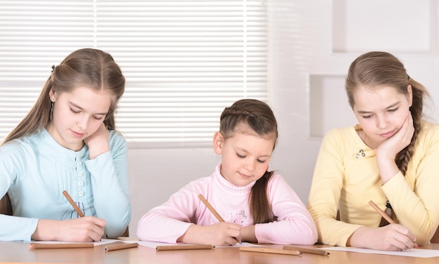 Hermosas chicas haciendo la tarea