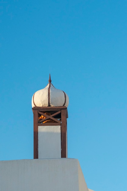 Foto las hermosas chimeneas son típicas de las casas tradicionales de lanzarote, una de las islas canarias.