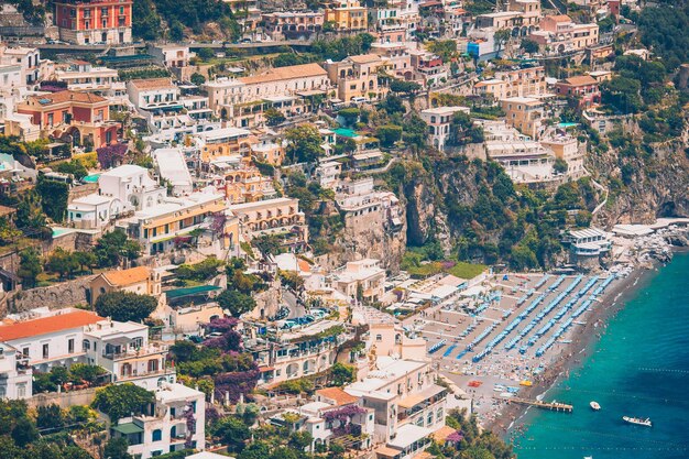 Foto hermosas ciudades costeras de italia pintorescas positano en la costa de amalfi