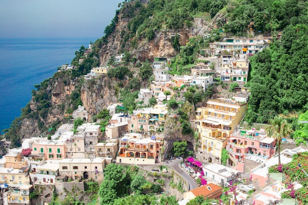 Hermosas ciudades costeras de Italia - Positano escénica en la costa de Amalfi