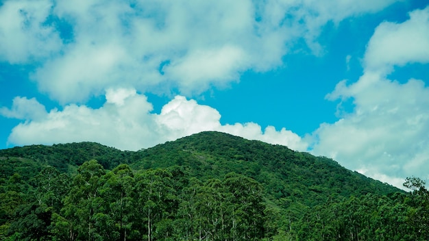 Hermosas colinas y las nubes