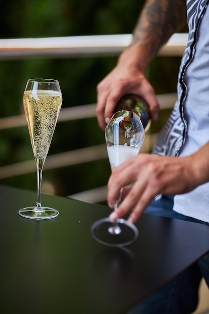 Hermosas copas de cristal para bebidas de vino.