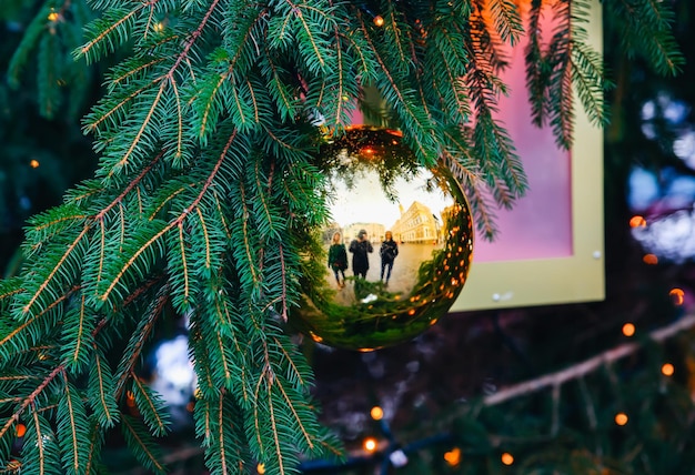 Hermosas decoraciones en el árbol de Navidad al aire libre Bolas y linternas Estado de ánimo y ambiente festivo Horario de invierno