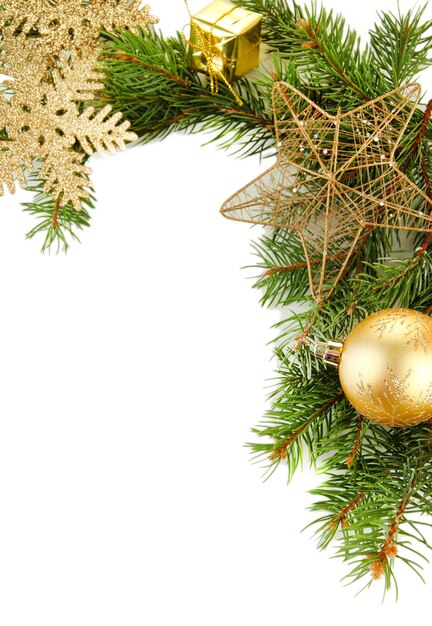 Hermosas decoraciones navideñas en abeto aislado en blanco
