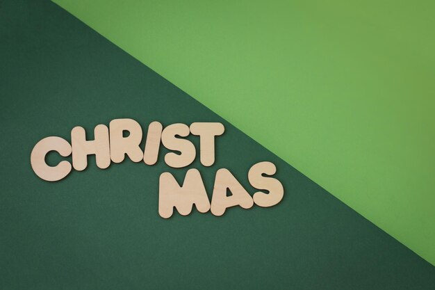 Hermosas decoraciones navideñas brillantes sobre un fondo de colores brillantes en pantalla completa