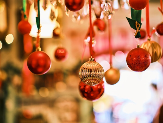 Hermosas decoraciones navideñas en una casa