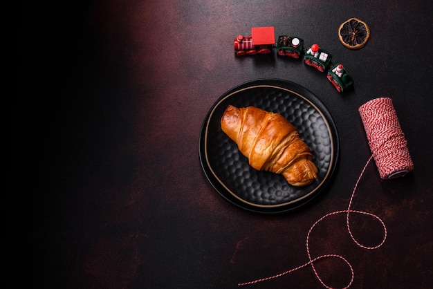 Hermosas decoraciones navideñas diferentes y croissant en una mesa de hormigón marrón