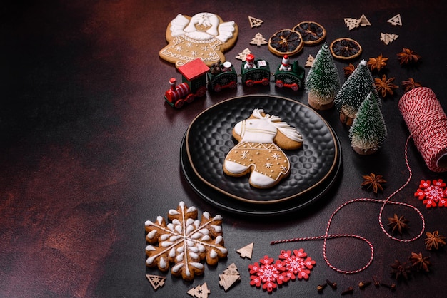 Hermosas decoraciones navideñas diferentes y pan de jengibre en una mesa de hormigón marrón