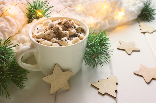 Hermosas decoraciones navideñas en una mesa de madera