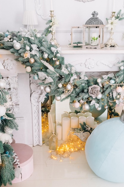 hermosas decoraciones navideñas y regalos debajo del árbol de Navidad