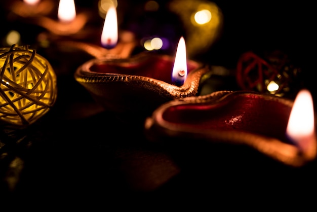 Hermosas diyas de Diwali en la noche con flores, series de iluminación y regalos, escena cambiante