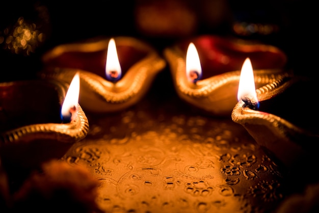 Hermosas diyas de Diwali en la noche con flores, series de iluminación y regalos, escena cambiante