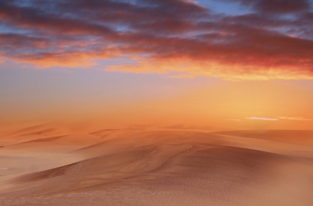 Hermosas dunas de arena y cielo espectacular en el desierto de Namib