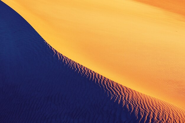 Hermosas dunas de arena en el desierto al amanecer. Death Valley, Nevada, Estados Unidos.