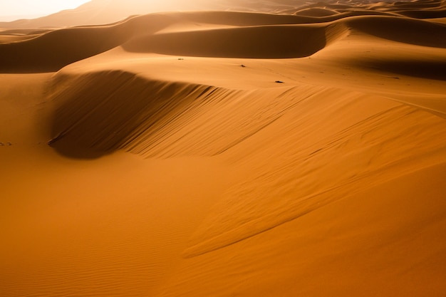 Hermosas dunas de arena en el desierto del Sahara en Marruecos