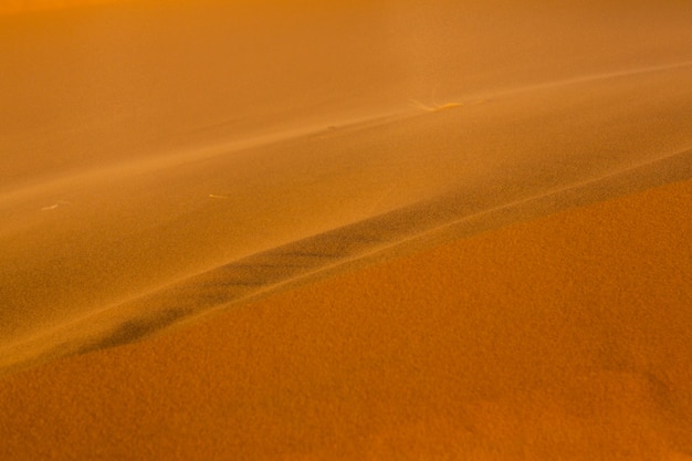 Hermosas dunas de arena en el desierto del Sahara en Marruecos