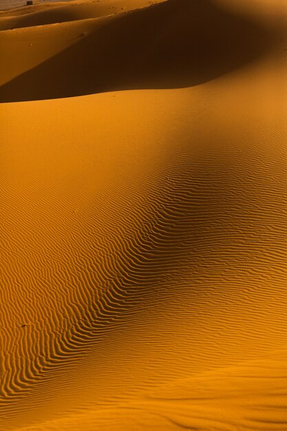 Hermosas dunas de arena en el desierto del Sahara en Marruecos