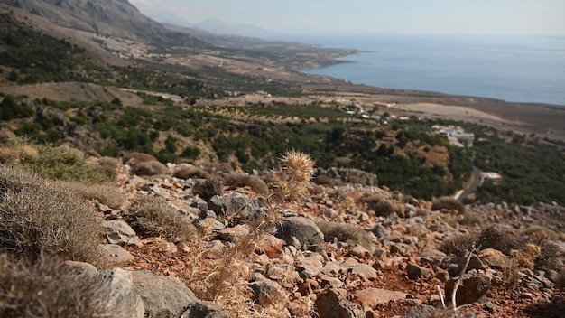 Hermosas e increíbles cadenas montañosas en la isla mediterránea de Creta, Grecia