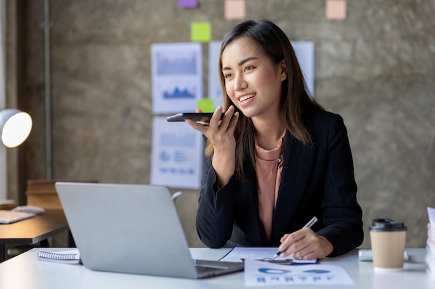 Hermosas ejecutivas asiáticas ejecutivas de negocios ejecutivos de marketing están hablando por teléfono con clientes para contactar a la empresa para marketing Concepto de gestión de marketing