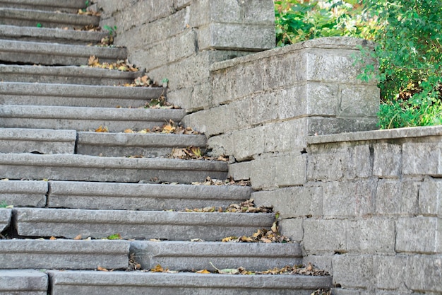 Foto hermosas escaleras de piedra antigua diabase de piedra oscura natural con escalones de piedra en el parque de verano