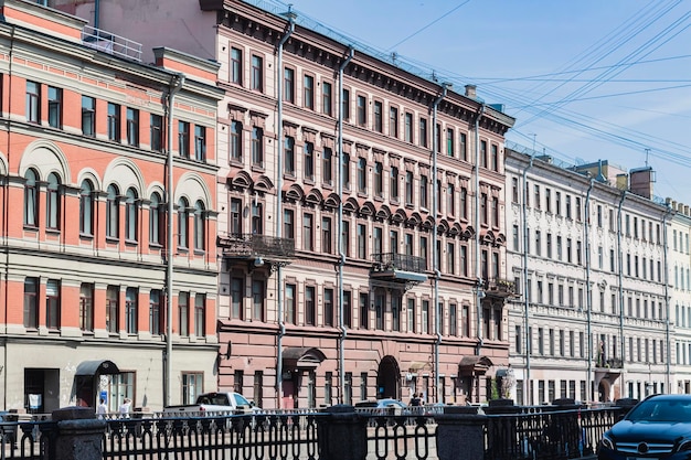 Hermosas fachadas antiguas en San Petersburgo Detalles únicos de casas y vallas metálicas a lo largo del terraplén