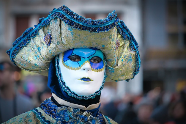 Hermosas y fantásticas máscaras y disfraces de elegantes y magníficos diseños en el Carnaval de Venecia