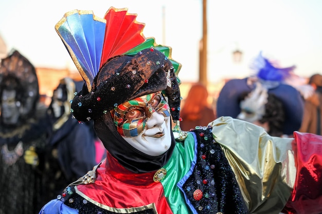 Hermosas y fantásticas máscaras y disfraces de elegantes y magníficos diseños en el Carnaval de Venecia