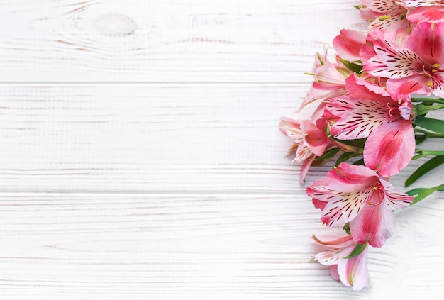 Hermosas flores de Alstroemeria sobre fondo de madera