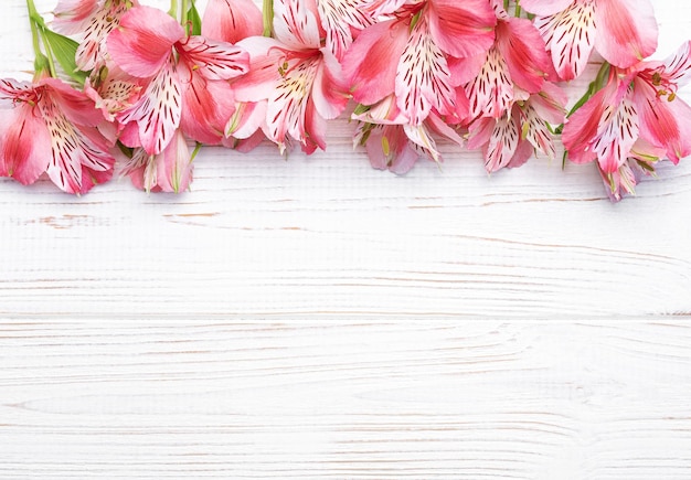 Hermosas flores de Alstroemeria sobre fondo de madera