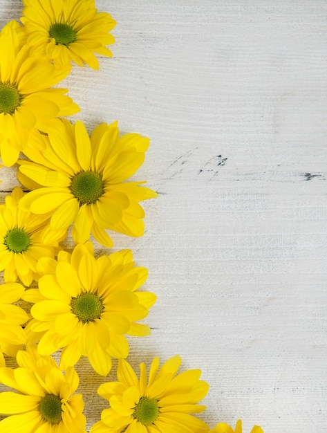 Foto hermosas flores amarillas en una mesa de madera