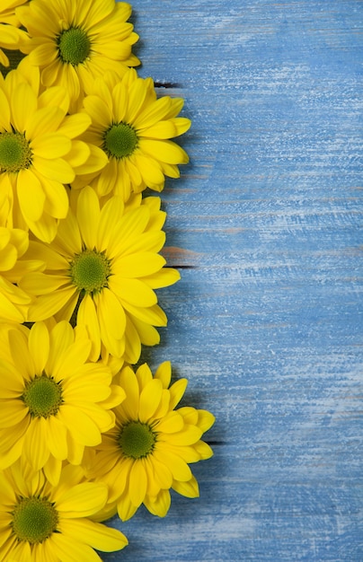 Hermosas flores amarillas en una mesa de madera