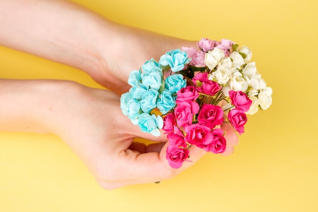 Hermosas flores artificiales en colores de fondo