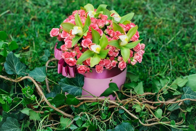 Hermosas flores en caja de regalo