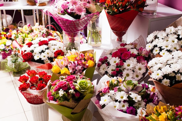 Hermosas flores de colores en la florería