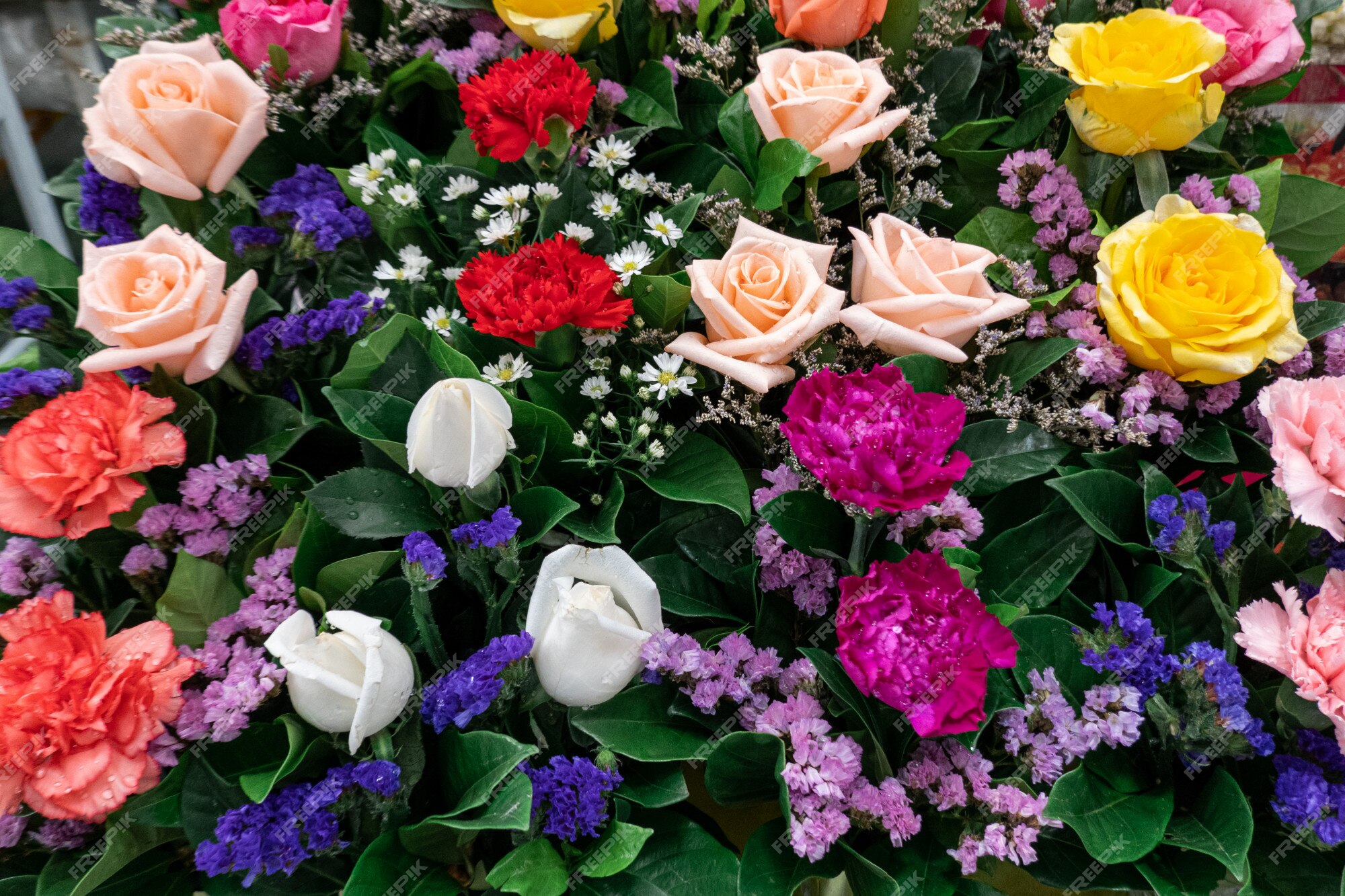 Hermosas flores coloridas en la tienda | Foto Premium