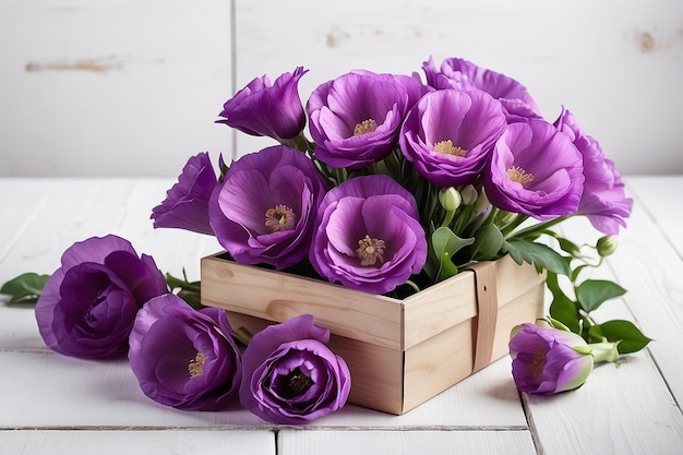 Hermosas flores de eustoma púrpura y caja de regalos hecha a mano sobre un fondo de madera blanca