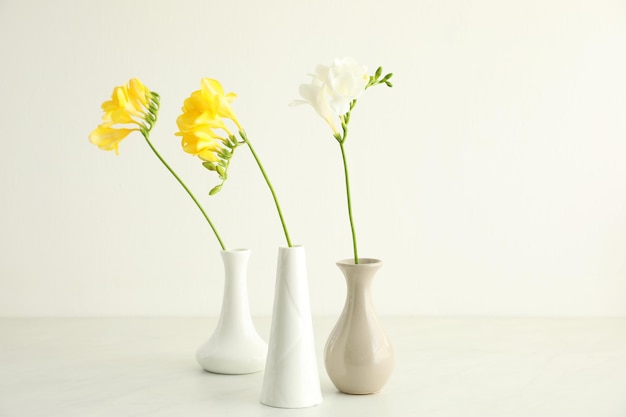 Hermosas flores de freesia en la mesa de mármol blanco