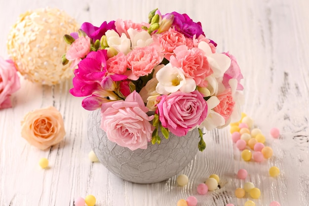 Hermosas flores frescas de primavera en maceta en primer plano de la mesa de madera