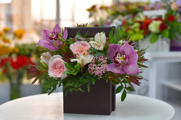 Hermosas flores frescas Ramo de flores en la tienda Regalo para una mujer el 8 de marzo