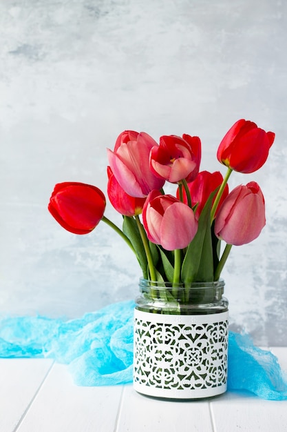 Hermosas flores frescas de tulipanes rosados y rojos.