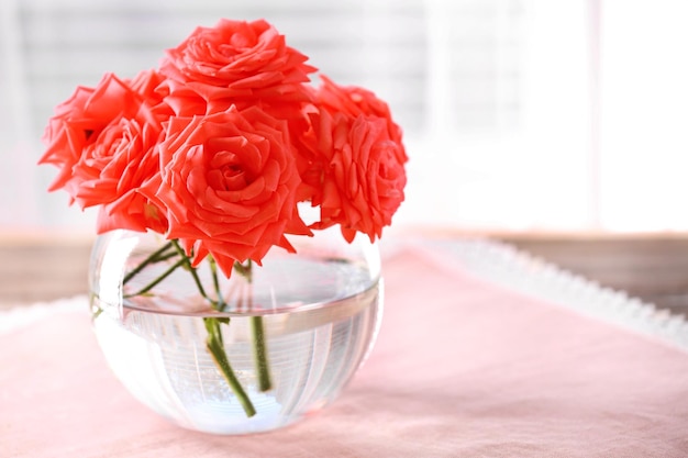 Hermosas flores en jarrón con luz de ventana