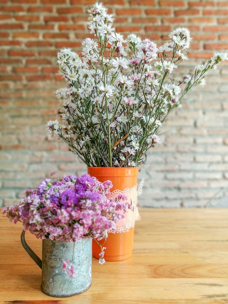 Hermosas flores en jarrones vintage y decorativos