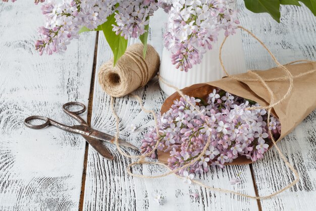 Hermosas flores lilas en bolsa de papel