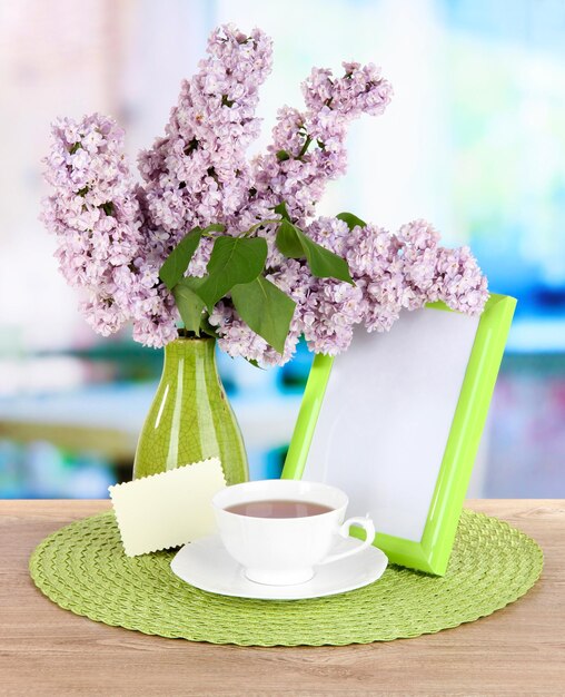 Hermosas flores lilas en la mesa de la habitación