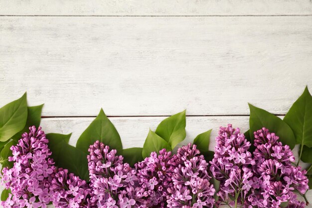 Hermosas flores lilas sobre fondo de madera