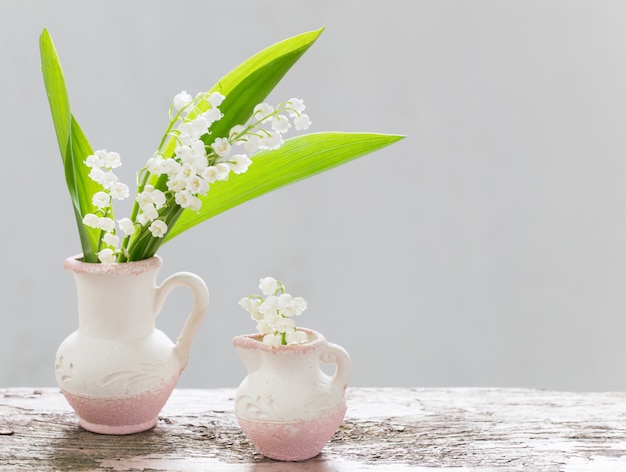 Hermosas flores en la mesa de madera vieja